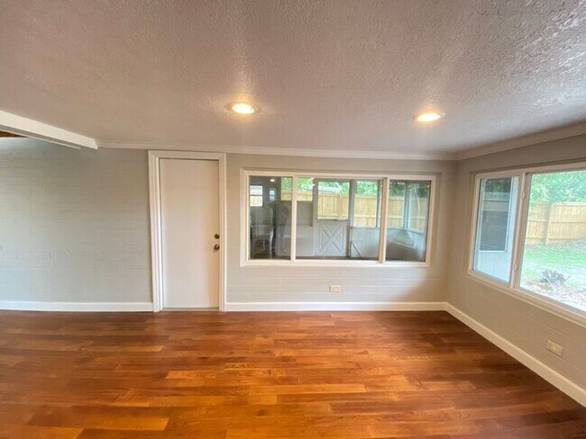 Building Photo - 311 Altaloma Ave