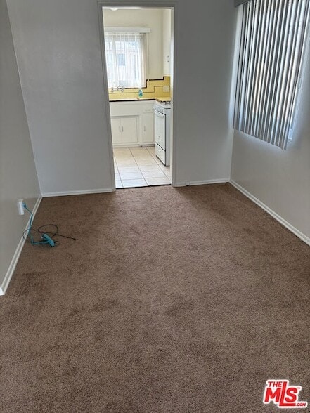 Building Photo - 818 E Nutwood St