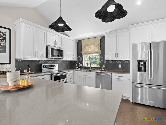 Building Photo - 321 Village View Dr