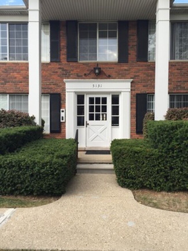 Primary Photo - Royal Oak One Bedroom Apartment