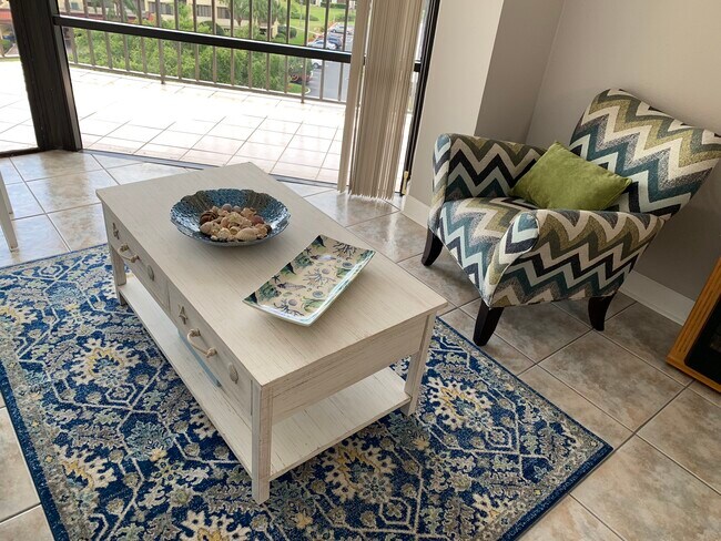 Living room - 690 Island Way