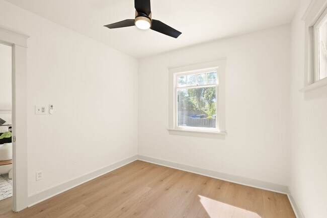 Building Photo - 4419–4423 Mississippi St — fully renovated with designer finishes throughout!