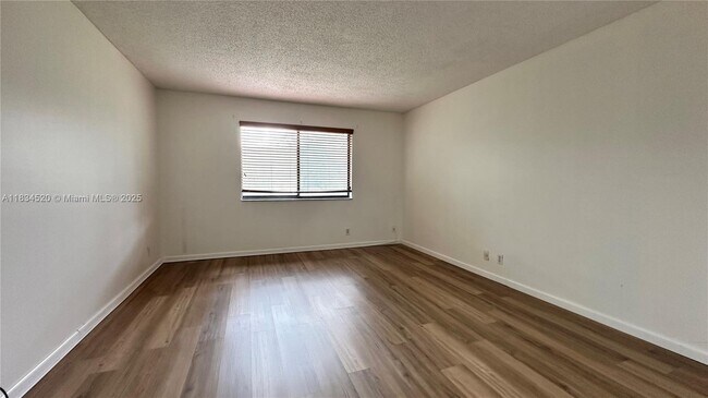 Building Photo - 413 Lakeview Dr