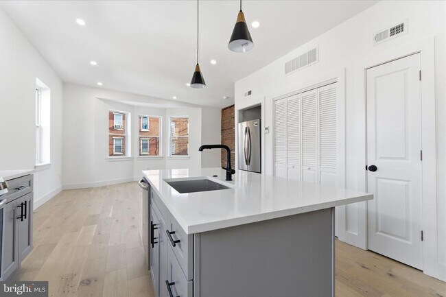 Building Photo - 2724 E Somerset St