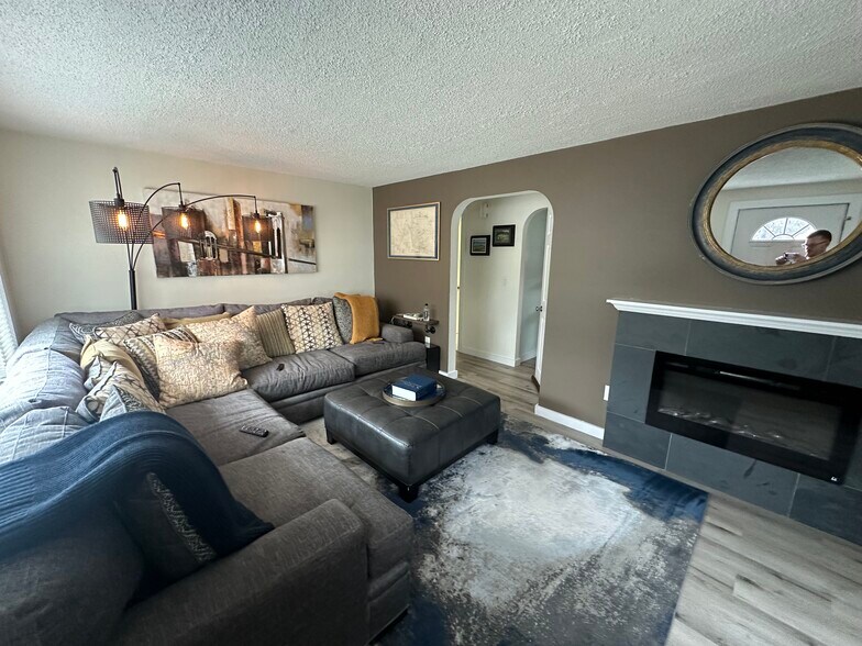 Building Photo - 33 Windhurst Ave