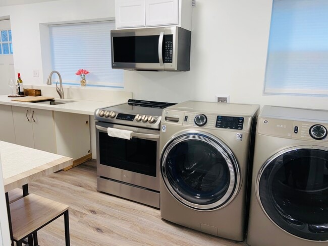 Building Photo - 2440 Wickstrom Pl SW