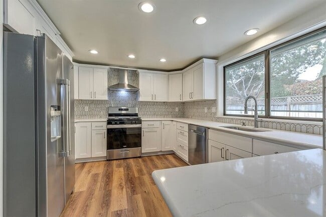 Building Photo - Single Level Ranch Style Home in Singing Woods!