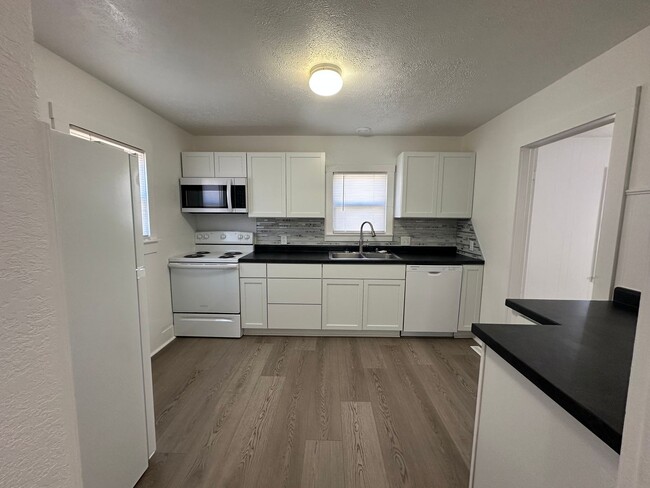 Building Photo - 2 bed 1 bath in Marshfield