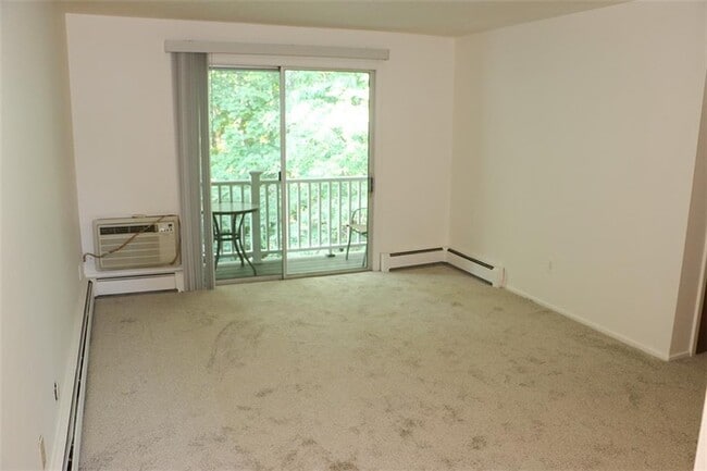 Building Photo - 494 Putnam Pike