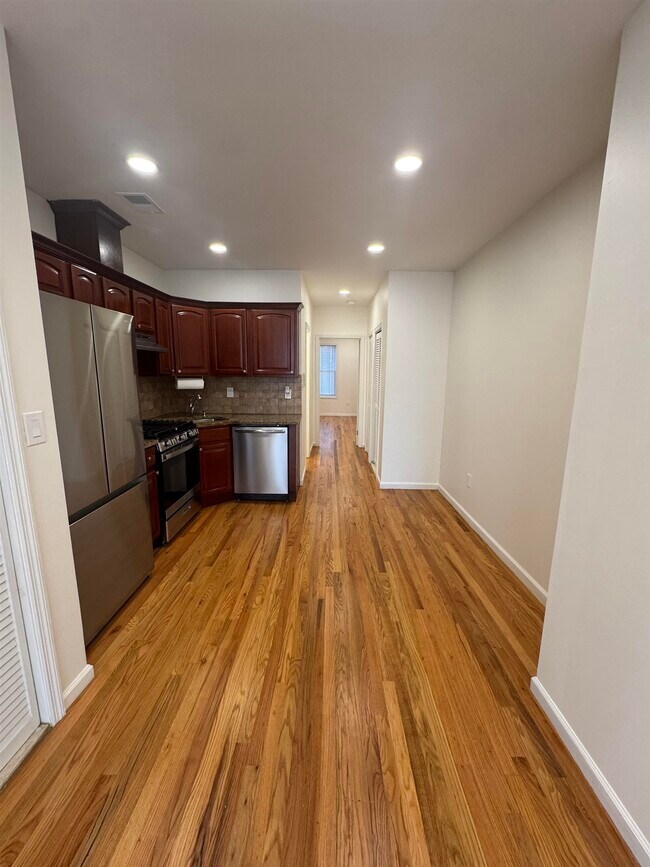 Building Photo - 142 Webster Ave