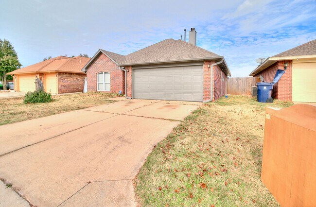 Building Photo - Great Freshly updated 3 bed 2 bath!