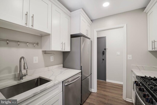 Building Photo - 3860 Lyndhurst Dr