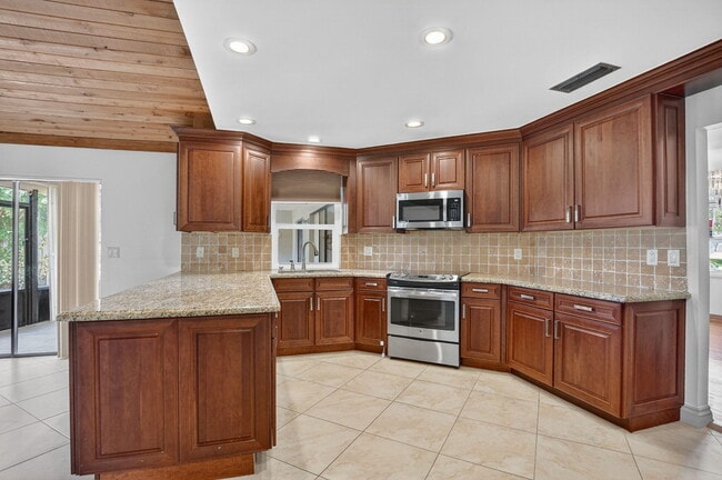 Building Photo - 6385 Hollandaire Dr E