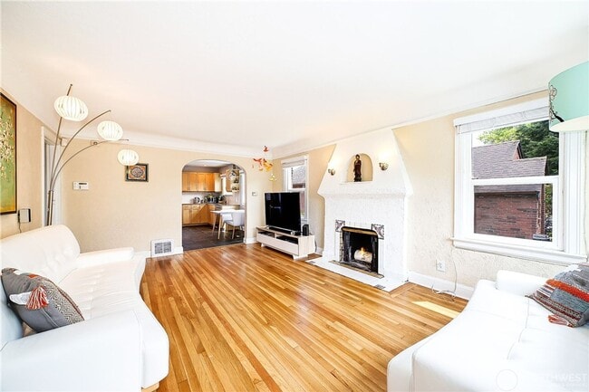 Building Photo - Charming 4 bed, 2 bath, fully fenced, covered deck in convenient location.