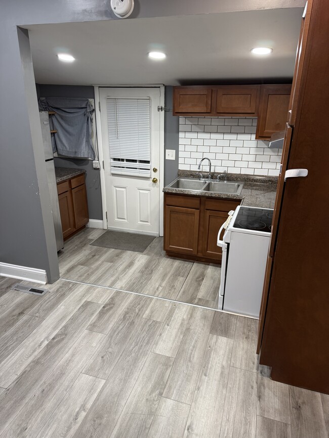 Kitchen - 104 Boyce St