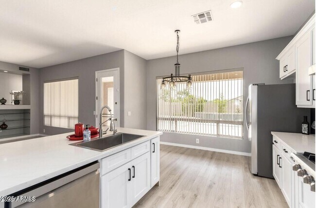 Building Photo - 1515 N Los Alamos Cir