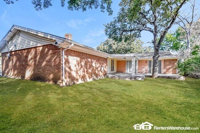 Building Photo - Newly renovated spacious 3 bed/2 bath with...