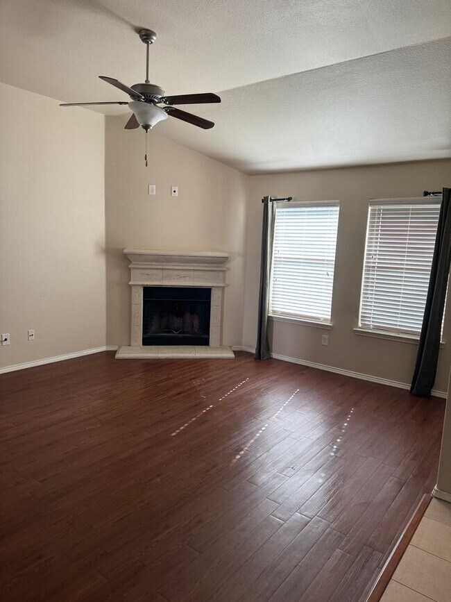 Building Photo - Great home in Burleson