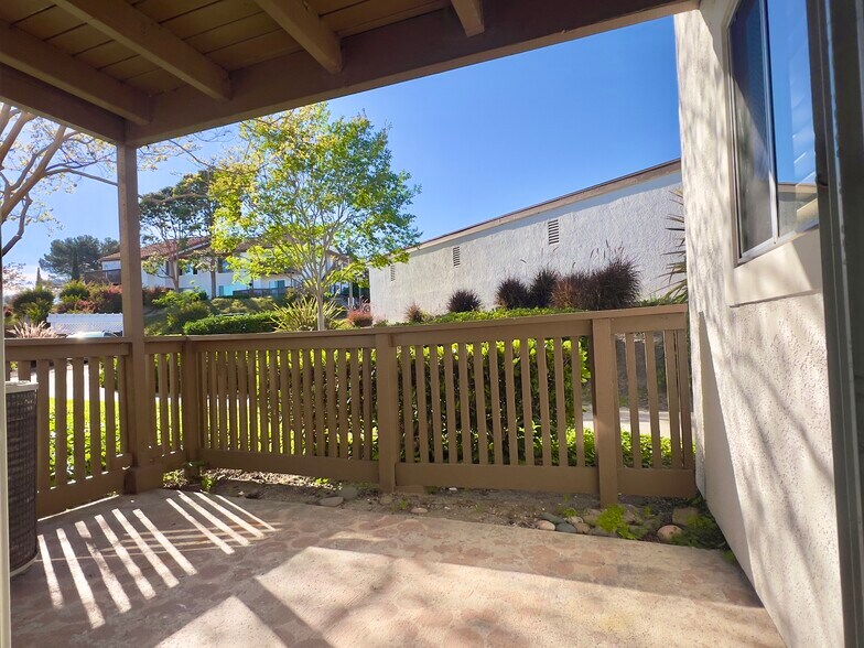 Building Photo - 858 S Rancho Santa Fe Rd