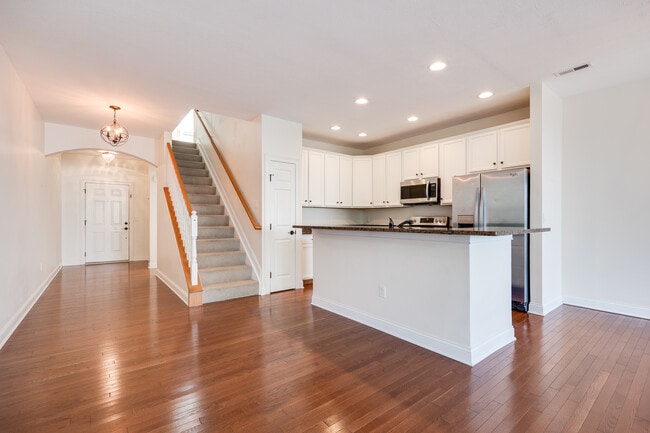 Building Photo - 208 Pointe Oakwood Way