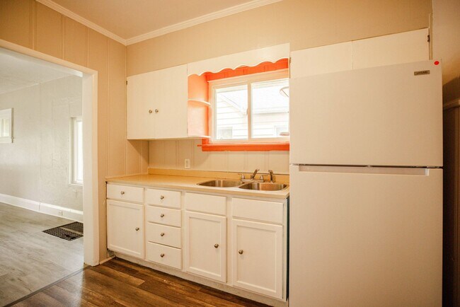 Building Photo - Very nice three bedroom 2 bathroom house available for rent!
