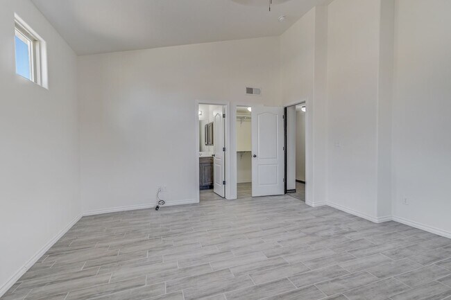 Building Photo - RECENTLY BUILT MODERN EASTSIDE HOME