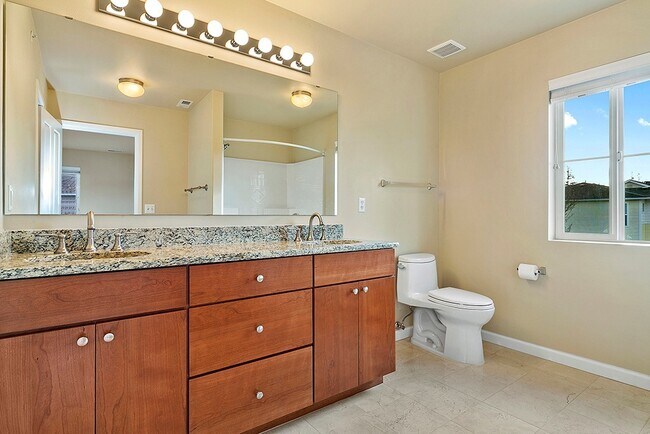 Building Photo - 3 Bedroom Townhome in DuPont
