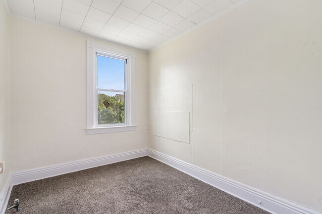 Building Photo - Spacious 4 Bed, 1 Bath Home w/ Bonus Rooms, Off-Street Parking - Available Now in Sheraden!