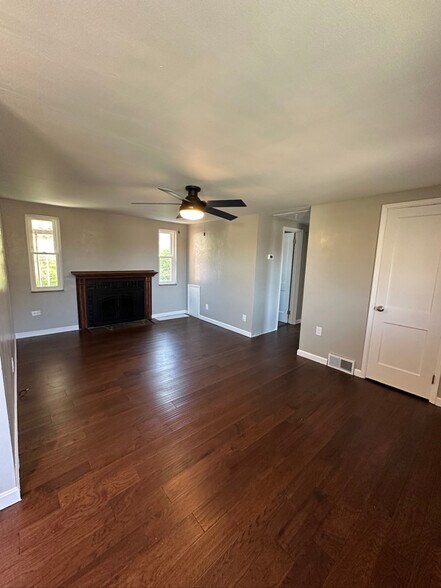 Building Photo - 5136 Fieldcrest Dr