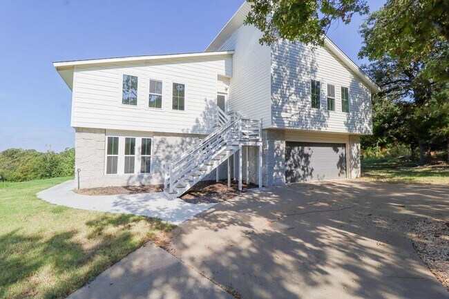 Building Photo - 4 Bed | 3 Bath on Keystone Lake!