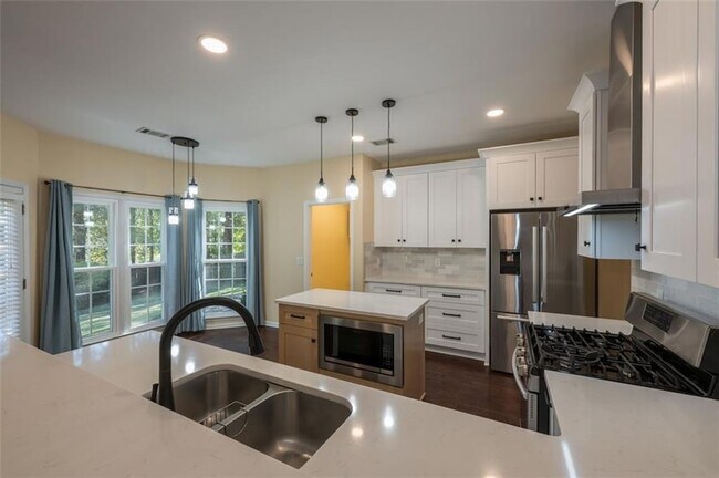 Building Photo - 2433 Gablewood Dr NE