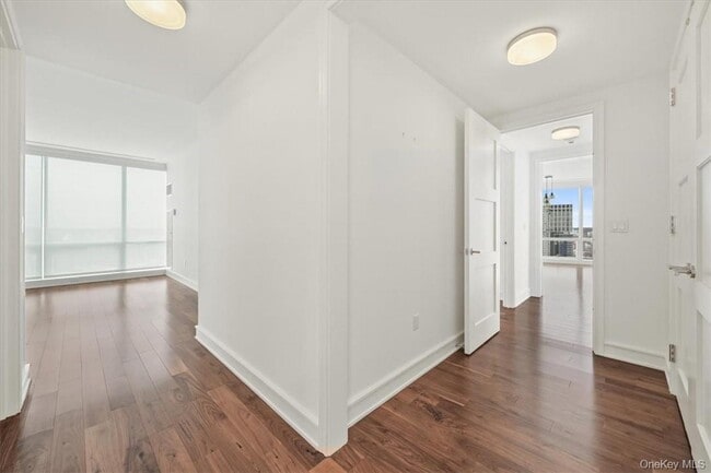 Building Photo - 5 Renaissance Square