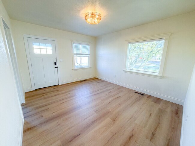 Building Photo - 2 Bedroom West Salem Home