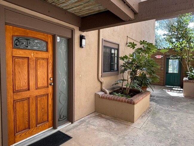 Building Photo - 8860 Villa La Jolla Dr