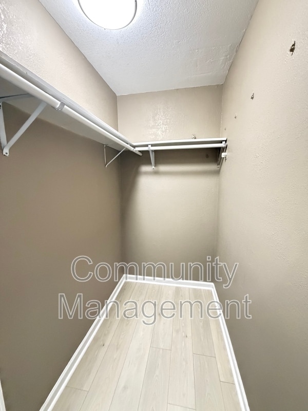 Building Photo - 2150 N Sherwood Forest Dr