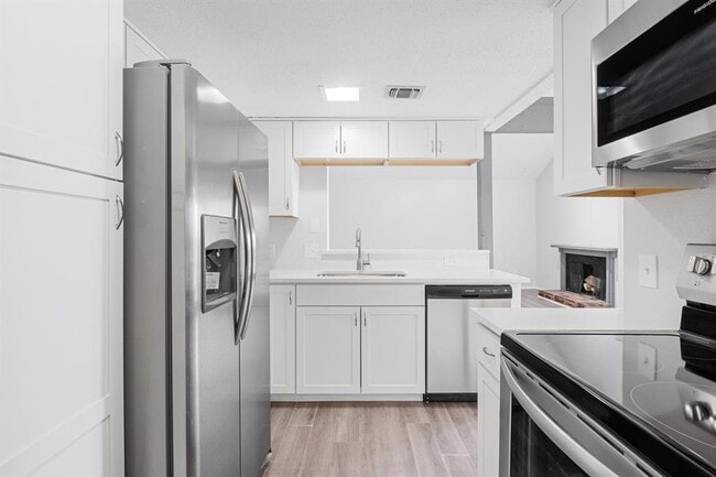 Building Photo - 6205 Shadow Valley Dr