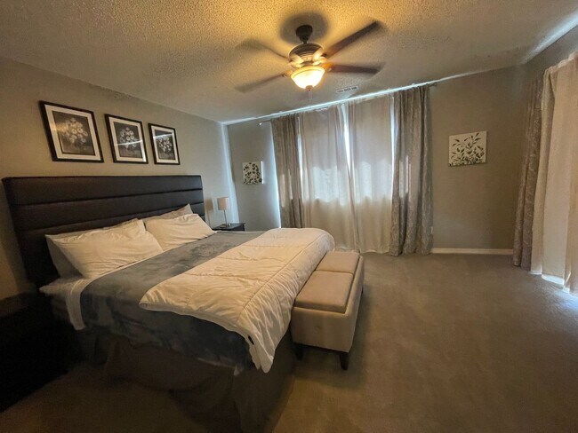 Building Photo - Furnished 2 bedroom 2 bath