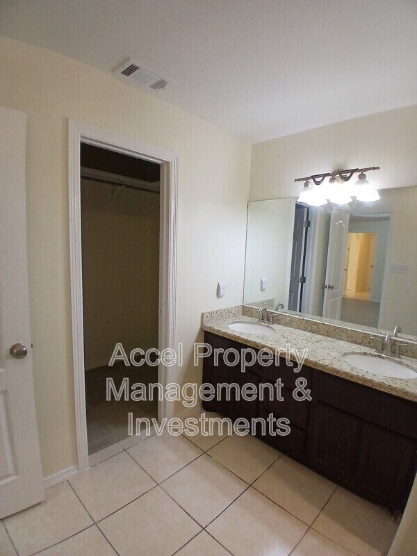 Building Photo - 4909 N Cypress St