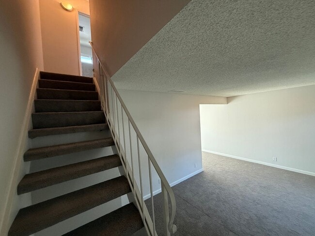 Building Photo - Quiet unit with new paint, new carpet, new windows and Air Conditioning!