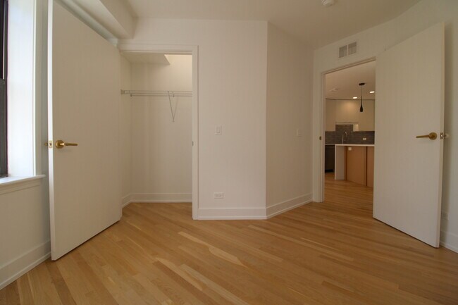 Building Photo - 933 N Ashland Ave