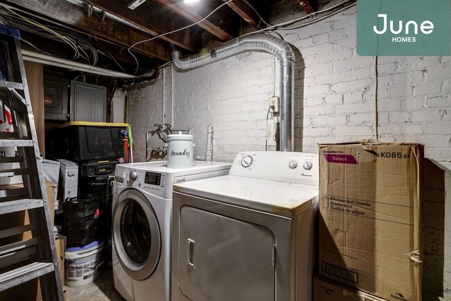Building Photo - ROOM ONLY in 7-bed/3.5-bath Home