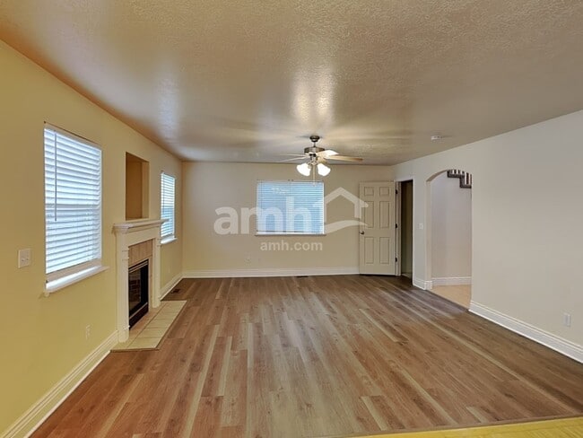 Building Photo - 10766 N Cypress