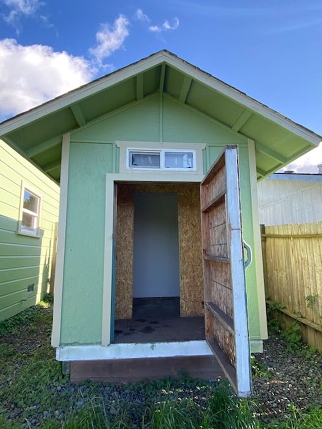 Building Photo - Beautifully done, 2/1 house in Eureka