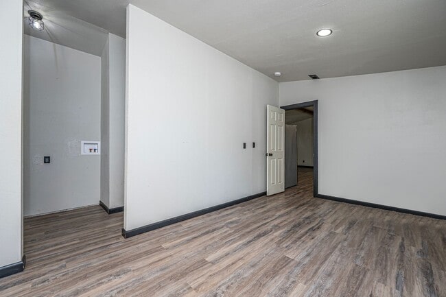 Building Photo - 4 Bedroom 2 Bath