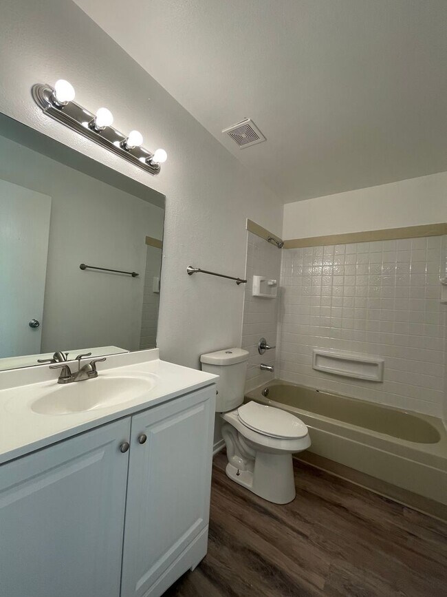 Building Photo - 1326 Holland Park Blvd