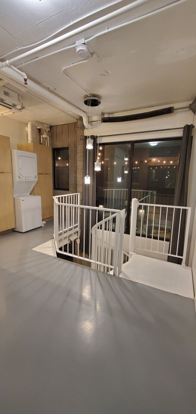 Building Photo - 360 W Broadway