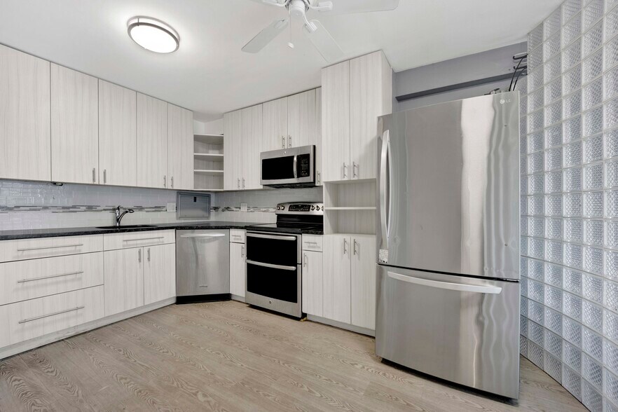 Building Photo - 555 W Cornelia Ave