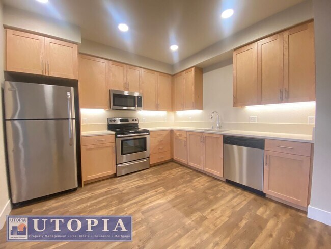 Building Photo - Beautiful 2 Bedroom, 1 Bathroom with a des...