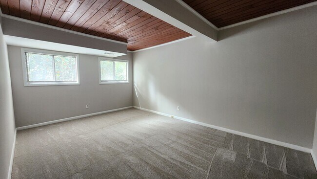 Building Photo - Completely Remodeled 2/2 Condo