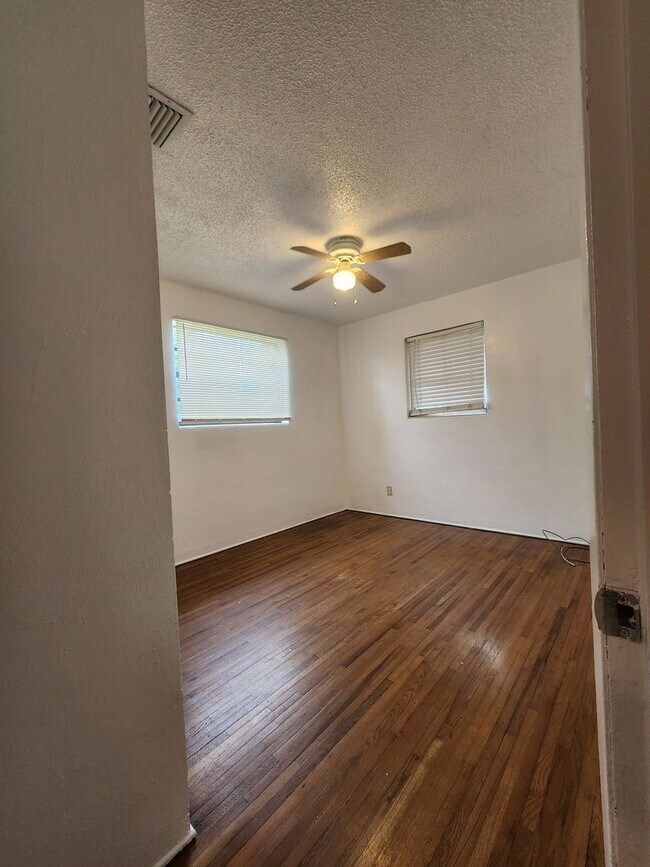 Building Photo - 4 Bedroom Single Family Home